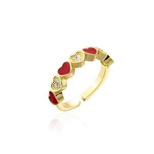 Détail d'une bague coeur dorée avec émail rouge et incrustation de zircons blancs