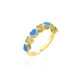 Détail d'une bague dorée ajustable avec cœurs en émail bleu et oxydes de zirconium
