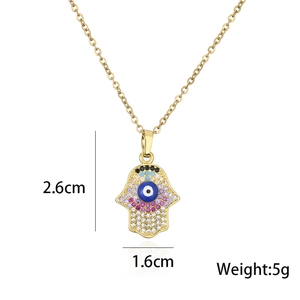 Dimensions du pendentif Main de Fatma avec hauteur de 2,6 cm, largeur 1,6 cm et poids 5g