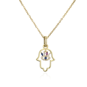 Détail du pendentif Main de Fatma avec œil maléfique et zircons colorés sur collier