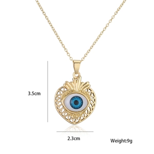 Dettaglio ciondolo a cuore in oro 18K con occhio greco, altezza 3,5 cm e peso 9g