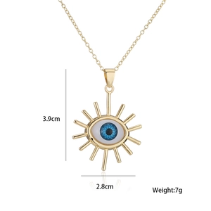 Dettaglio macro del ciondolo Occhio del male dorato con dimensioni di 3.9 cm di altezza e 2.8