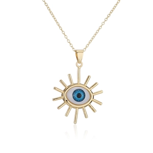 Dettaglio del ciondolo occhio del diavolo 3D placcato oro 18K con pupilla blu e raggiera