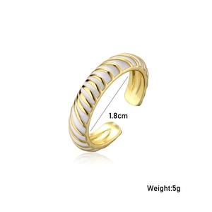 Dettaglio del design regolabile e del diametro interno di 1,8 cm dell'anello a spirale d'oro
