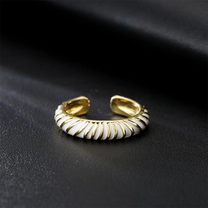 Elegante anello a croissant placcato oro con smalto bianco e fascia aperta regolabile
