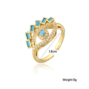 Détail de la bague œil maléfique plaquée or 18 carats avec turquoise et zircones