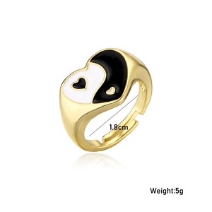 Detailansicht des vergoldeten Yin-Yang-Herzrings mit 1,8 cm Durchmesser und 5g Gewicht
