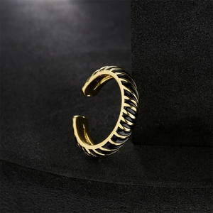 Anello aperto placcato oro con strisce di smalto nero e texture a coste di tendenza