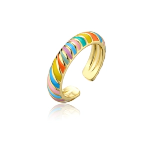 Dettaglio dell'anello croissant dorato con vivaci strisce di smalto colorato