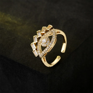 Bague couronne œil protecteur plaqué or 18K sertie de zircons sur fond de roche noire