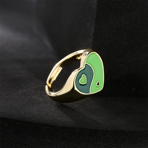 Verstellbarer Herzring aus Gold mit zweifarbigem grünen Emaille-Inlay und Herz-Detail