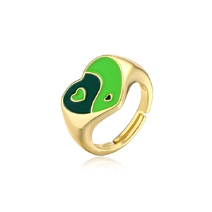 Detailansicht des herzförmigen Rings mit dunkel- und hellgrünem Yin-Yang-Emaille-Design