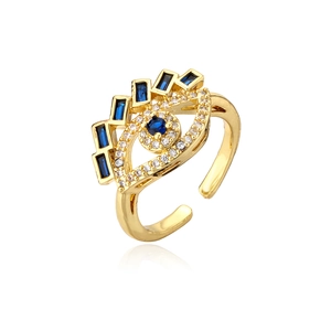 Détail de la bague œil protecteur dorée avec pierres bleues et pavé de zircons fins