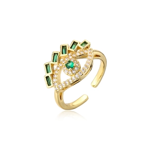 Vue détaillée d'une bague œil protecteur plaquée or 18K avec zircons verts et anneau ouvert