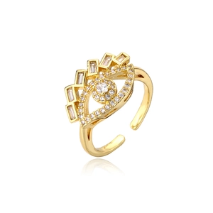 Détail macro d'une bague œil protecteur plaquée or avec zircons et anneau ajustable