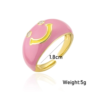 Détail de la bague ajustable en émail rose avec smiley et diamètre de 1,8 cm