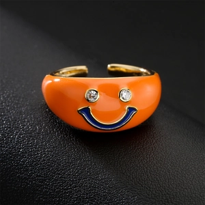 Bague ajustable plaquée or avec visage souriant en émail orange et yeux en zircon