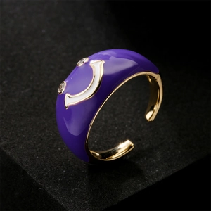 Bague ajustable plaquée or avec sourire en émail violet et accents en zircon étincelants