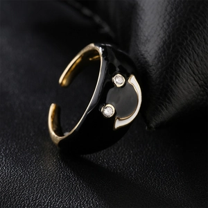 Bague ajustable plaquée or avec visage souriant en émail noir et yeux en zircon brillant