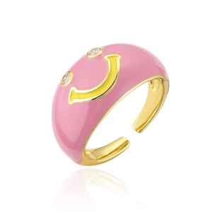 Détail d'une bague smiley en émail rose plaquée or avec des yeux en zircons cubiques