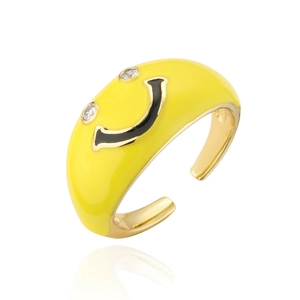 Vue détaillée de la bague sourire jaune en émail avec yeux en zircon et anneau ajustable