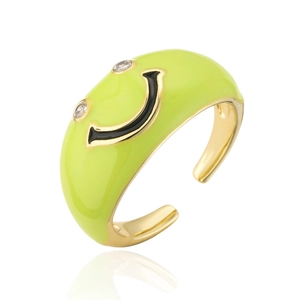 Vue macro de la bague smiley en émail vert fluo avec des yeux en zircone étincelants