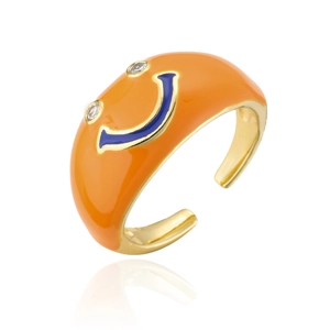 Détail d'une bague dorée ajustable avec un smiley en émail orange et des petits cristaux