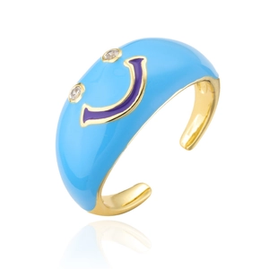 Détail de bague émaillée bleu ciel avec visage violet et zircons cubiques scintillants