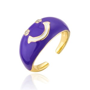 Détail d'une bague émaillée violette souriante avec dorure et yeux en zircon brillant