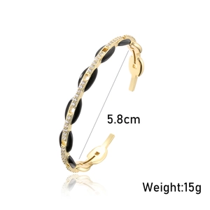 Détail du bracelet doré avec émail noir et zircons, diamètre 5,8 cm et poids de 15g