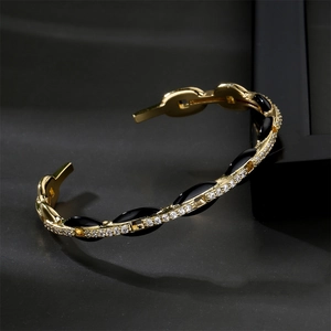 Bracelet jonc ouvert doré avec émail noir marquise et micro-pavage de zircons brillants
