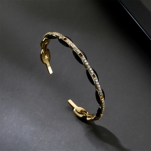 Bracelet manchette doré avec maillons ovales en émail noir et micro-pavé de cristaux