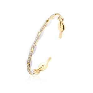 Détail macro du bracelet jonc doré avec émail blanc et cristaux micro-pavage sertis