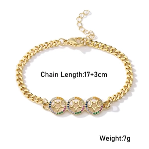 Détail de bracelet gourmette doré avec breloques étoiles serties de zircons arc-en-ciel