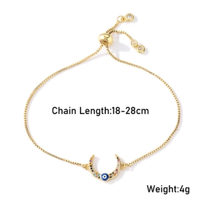 Détail du bracelet réglable en chaîne dorée avec pendentif lune en zircons colorés