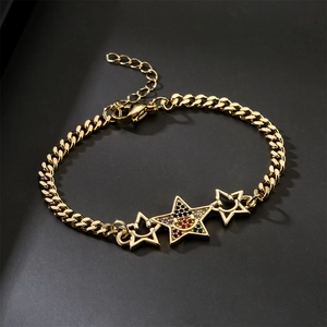 Bracelet chaîne cubaine plaqué or avec étoile en zircone colorée et breloque visage souriant