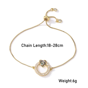 Détail d'une chaîne réglable en or avec breloques cœur et cercle en zircone