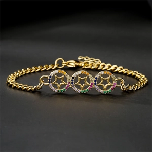 Bracelet chaîne gourmette plaqué or avec trois motifs d'étoiles en zircone arc-en-ciel