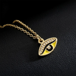 Collana con ciondolo malocchio dorato con smalto giallo e zirconi luccicanti