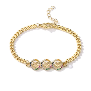 Détail d'un bracelet doré avec pendentifs étoiles sertis de zircons cubiques colorés