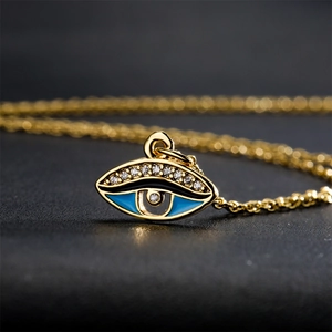 Collana con ciondolo occhio del diavolo dorato, smalto blu e pietre in zircone
