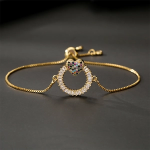 Bracelet ajustable plaqué or avec pendentif cœur en zircone coloré et chaîne coulissante