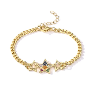 Détail d'un bracelet doré avec des étoiles en zircons colorés et des motifs de smileys