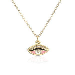Dettaglio collana con ciondolo a occhio placcato oro, smalto rosa e pietre di zircone