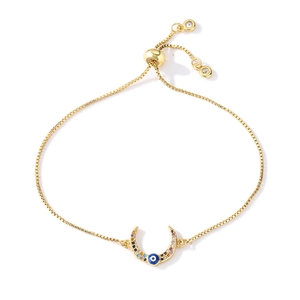 Détail du bracelet réglable en or avec pendentif croissant de lune et œil protecteur