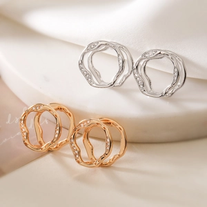 Boucles d'oreilles créoles minimalistes à ondes irrégulières en cuivre plaqué or 18 carats Zircone Boucles d'oreilles géométriques pour femmes