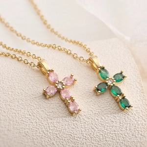 Exquisite 18K vergoldete Kreuzhalsketten mit rosa und grünen Marquise-Zirkonia