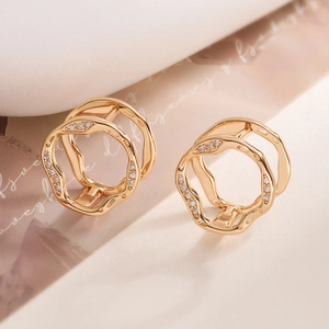Boucles d'oreilles doubles anneaux irréguliers plaqués or 18 carats avec zircons