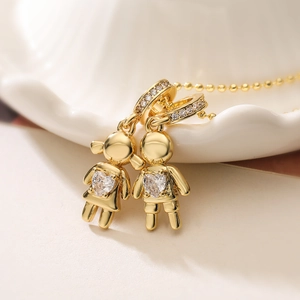 Collana in rame placcato oro 18K con pendenti ragazzo e ragazza e zircone a forma di cuore