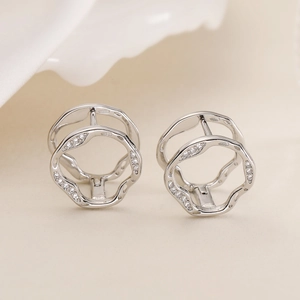 Boucles d'oreilles géométriques argentées irrégulières avec placage or 18k et zircons